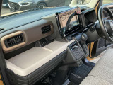 広々とした視界で運転も快適。勿論、安心、安全なSRSエアバックシステム運転席&助手席付