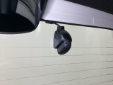 後方にもドライブレコーダーのカメラが付いています。前後両方でお車の周りを監視・記録いたします。