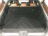 荷室は開口部が大きいバックドアで、9.5インチのゴルフバッグが1個入る程の容量があります!