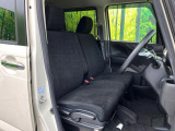 運転席まわりには十分なスペースがあり、大柄な方でもゆったり運転していただける環境です。