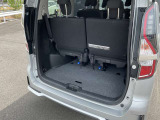 バックドアは大きく開きます。定員乗車時でも十分広いラゲッジスペースを確保しています