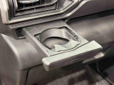 プッシュ式オートオープンカップホルダーが助手席にも装備