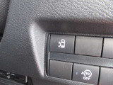助手席側のスライドドアは運転席から指一本で開閉可能です。さらに外からは足で開閉できるオートハンズフリースライドドア付きなので両手がふさがっていても大丈夫です。