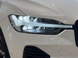 ひときわ印象的なT字型のLEDヘッドライトは、新世代のボルボを象徴するユニークなアイコンとなっています。LEDデイタイム・ランニング・ライトやポジションライト、ウインカーの役割も果たします