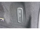 リアシートのシートバックはラゲッジスペース側から操作できるので、わざわざリアドアを開ける必要はありません。
