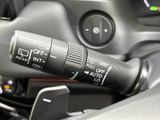 視認性を高めるワイパー操作レバー。雨天時でもクリアな視界を確保し、安全運転をサポートします。
