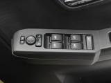 パワーウィンドウのスイッチです。 運転席に居ながら助手席の窓を開け閉めできるので便利ですよ。 ロック機能も付いてるので子供がイタズラして窓を開けるという事もできなくできますよ。