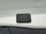 電動式バックドアです。 荷物を持ったままでもボタン一つで自動的に開け閉めできるので便利ですよ。 挟み込み防止機能も付いていますのでお子様の手や荷物を挟み込むのを防いでくれますよ。
