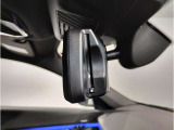 BMWではルームミラーの裏側にETCの車載器が内蔵されており、別途で車載器の購入必要なしで非常にスマート。皆様が驚かれるポイントのでもあります