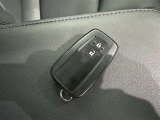鍵がポケットの中でもドア開閉・エンジンスタートが可能な便利なスマートキーです!