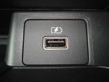 純正オプション品のUSBポートが装備されていますので、お手持ちのスマートフォンやタブレットの充電が可能です♪