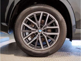 中古車のため、若干の小傷等がついてしまったホイールも御座います。修理も可能で御座いますので、気になる方はお気軽にお申し付けくださいませ。