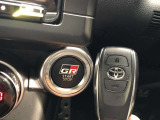 エンジンスタートスイッチです。キーが車内にあれば、エンジンの始動や停止はスイッチを押すだけ!キーを取り出す手間を省き、ワンプッシュで操作できるので簡単でスムーズです。