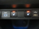 【シートヒーター】は運転席&助手席に。スイッチONですぐに暖まり、冬の寒い日はこの装備なしの車は考えられなくなってしまう装備の一つです♪