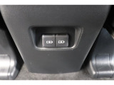 後部席へ乗車して携帯電話などを充電する時に前から配線を伸ばすとごちゃごちゃして邪魔になりがちですよね。そんな煩わしさを解消する後席側USBポート☆