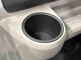 助手席側掘り込み式インパネカップホルダー