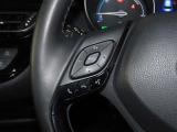 ステアリングスイッチ付きで、運転中に視線を前に向けたまま操作できます。