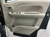 【運転席ドア】ドリンクホルダーと収納ポケットがあります。