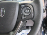 ハンドル右側はクルーズコントロールのスイッチを装備しています。運転中の操作も安心して行えます。