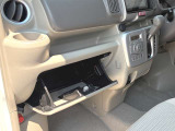 車内には、あるとうれしい収納を豊富に確保!ドライブ中のさまざまなシーンで役立つ多彩な収納スペースを備え、小物から必需品までスッキリ整理でき、快適な車内空間を実現します。