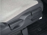◆シートハイトアジャスター◆運転席を上下に高さ調節ができます!運転ポジションを体格に合わせてシート調整できます。
