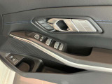 窓の操作だけではなく運転席のメモリーも出来るドアパネルになっております。
