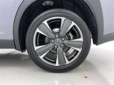 かっこいいホイールですね。 車のイメージを大きく左右するホイール部分はコダワリを持ちたいですね。