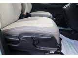 【運転席シート】ハイトアジャスター機能で自分の運転しやすい高さに座席を調整できます!