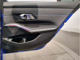 BMWのドアを閉めた時の重厚感は所有者様の満足度を高めてくれます。