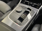 BMWの高性能オートマチックは、ATセレクトレバーを左側に倒すことで、通常の「D」から「S」(スポーツ)または「M」(マニュアル)へと切り替えが可能です。