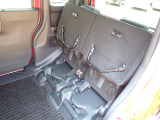 ◆チップアップ&ダイブダウン機構付【ULTR SEAT】は後席座面を左右分割で跳ね上げることができます。トランクで積載できない背の高い荷物をラクラク収納できます。ホンダ車ならではの人気装備です。