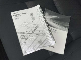 メンテナンスノート、取扱説明書です。 その車の整備記録が事細やかに記録されています。 車が生まれてから今までどのような道を歩んできたのか判るとても重要な物ですよ。