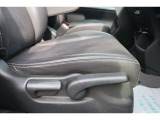 【運転席シート】ハイトアジャスター機能で自分の運転しやすい高さに座席を調整できます!