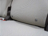 ◆ISOFIX◆シートベルトいらずでチャイルドシートと固定金具を連結するだけでガッチリ固定できます。
