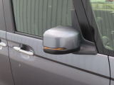 【LEDドアミラーウインカー】ドアミラーにウィンカーが付いているので、周りの車がウインカーやハザードに気付きやすくなります。右左折時や車線変更時の事故を防ぎ、安全に走行できます。