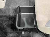 靴などが収納できる便利な助手席シートアンダートレイが付いてます