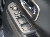 【ハイトアジャスター】レバーの上下操作だけで、座面を運転しやすい高さへ簡単に調節できます。