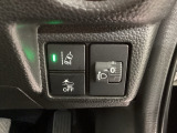 衝突の危険がある時に警告してくれる衝突軽減ブレーキ。車線を外れそうな時に警告し、ステアリング制御してくれる路外逸脱制御機能搭載!