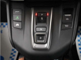シフトはボタン操作となっており、直感的な操作性により、ドライバーの快適な運転を支援。P・N・Dは押す、Rは引くという人間の感覚にマッチした操作感です。