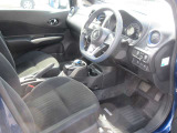 【運転席】運転席も広々とゆったりしております。広いと乗り降りもラクラクですし、運転時も疲れにくく、運転しやすいですよ。