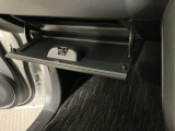 【グローブボックス】収納スペースがあるので車内が散らからずに助かります。ちょっとした物を入れるのにいいですね♪