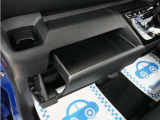 助手席シートアンダーボックスが付いております。