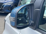 電動格納ドアミラー搭載。後側方車両検知警報付きです。車線変更時に自車の後側方から隣接車線の車をレーダ-等で検知してドアミラー内の表示灯が点灯しドライバーに注意喚起する安全支援装置です。