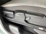 手動のレバーを使って、シートの高さや背もたれの角度を変えることができます。