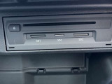 CD・DVD・SDの利用可能。助手席側グローブボックス内にございます。