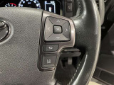 ステアリングスイッチ付きで、運転中に視線を前に向けたまま操作できます。
