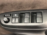 パワーウィンドのスイッチです。運転席に座りながら、助手席や後席の窓を開け閉めできるので大変便利ですよ。