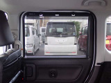 後部座席には便利なロールサンシェードがついていて日差しをカットできます♪