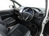 シンプルで使いやすいデザインの運転席です。