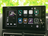 音楽やラジオ、テレビなど多彩なメニューを画面から選べる装備です。スマートフォン連携にも対応した表示があり、通勤やお出かけなど日常の移動を便利にサポートします。